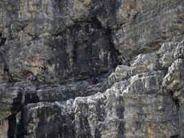 alpinismo debajo el lluvia en Tres picos de lavaredo Valle dolomitas montañas foto