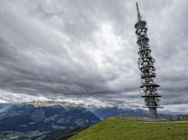 comunicación antena en parte superior de dolomitas montañas foto