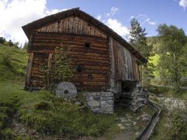 valle del molino de agua en dolomitas valle de longiaru badia foto