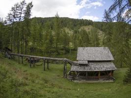 valle del molino de agua en dolomitas valle de longiaru badia foto