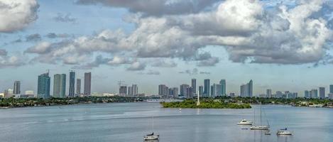 panorama de la vista del centro de miami al atardecer foto