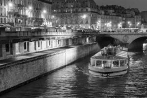 Paris River bateau mouche photo