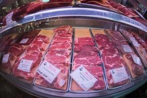 filadelfia, estados unidos - 19 de junio de 2016 - gente comprando y comiendo en el mercado de la ciudad foto