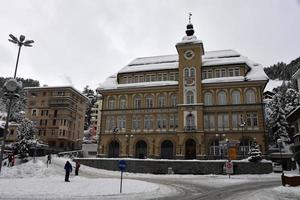 S t moritz, Suiza - diciembre 30 2017 - lujo pueblo concurrido de turistas para nuevo años víspera foto