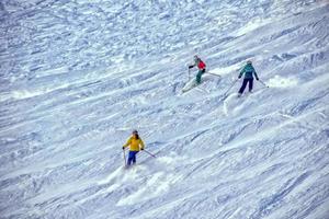 esquiadores sobre fondo de nieve de los alpes foto