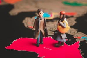 miniatura personas con de viaje conceptos. miniatura viajero con equipaje caminando en el mundo mapa foto