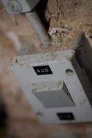 interior eléctrico equipo controlar industrial botón poder cambiar cable cables de cerca antiguo Envejecido resistido sucio ladrillo retro pared antecedentes textura patrones foto