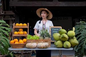 nativo Asia mujer de venta frutas a el granja permanecer, quedarse en casa a Tailandia loei foto