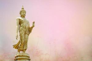 makha asanaha visakha bucha día imagen de buda dorado. fondo de hojas de bodhi con luz brillante. imagen suave y estilo de enfoque suave foto