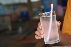 frío agua vaso en el mesa foto