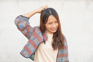 asiático mujer tiene que produce picor cabeza desde caspa foto