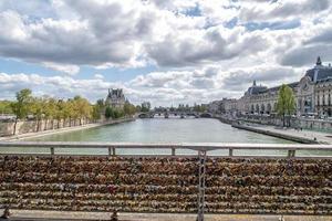 puente de amor lleno de casilleros en París en un día soleado foto