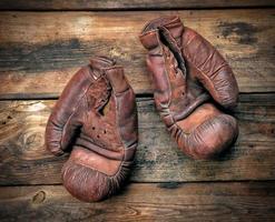 muy antiguo cuero marrón boxeo guantes foto