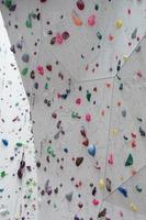 detalle de la pared del gimnasio de escalada interior foto