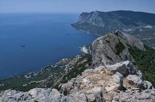 ver desde el montañas a el negro mar en Crimea foto