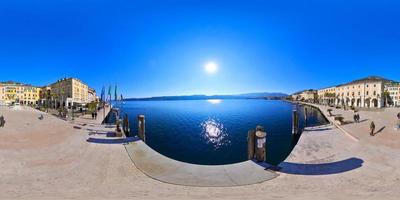 explorar el oculto gemas de salo en el italiano garda lago en Italia - 360 panorama, febrero 2023 foto