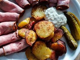 Roastbeef with fried potatoes an Remoulade sauce photo