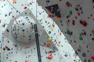 detalle de la pared del gimnasio de escalada interior foto