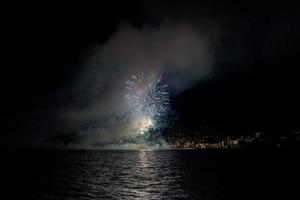 fuegos artificiales en el mar en recco, italia foto
