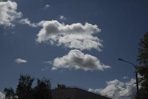 nube en el cielo. cielo de verano mucho aire foto