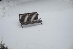 vacío banco en nieve. tienda en parque. parte superior ver de vacío espacio. foto