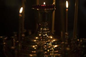 velas en iglesia. detalles de rito. religioso objeto. foto