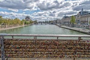 puente de amor lleno de casilleros en París en un día soleado foto