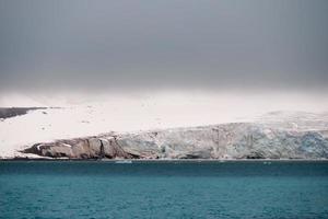 pitzbergen glaciar ver en brumoso día foto