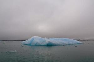 vista del glaciar svalbard spitzbergen con un pequeño iceberg foto