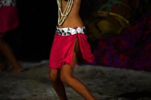 efecto de movimiento de bailarina polinesia hula foto