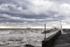 mar tormenta en el apuntalar foto