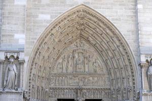 notre dame paris catedral estatua escultura y techo antes del fuego foto