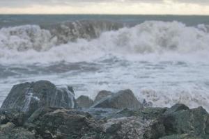 mar tormenta en el apuntalar foto