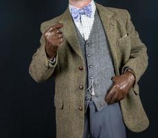 retrato de hombre en tweed traje y cuero guantes. Clásico estilo y retro Moda de clásico británico Caballero. foto