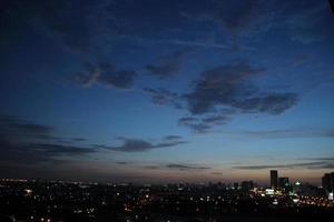 oscuro azul nube con blanco ligero cielo antecedentes y medianoche noche hora foto