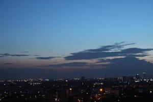 oscuro azul nube con blanco ligero cielo antecedentes y ciudad ligero medianoche noche hora foto