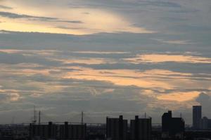 oscuro azul nube con blanco ligero cielo antecedentes y ciudad ligero medianoche noche hora foto