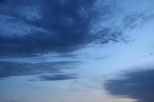 oscuro azul nube con blanco ligero cielo antecedentes y medianoche noche hora foto