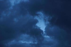 oscuro azul nube con blanco ligero cielo antecedentes y ciudad ligero medianoche noche hora foto