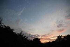 oscuro azul nube con blanco ligero cielo antecedentes y ciudad ligero medianoche noche hora foto