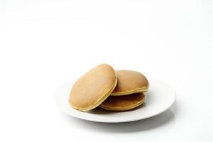 dorayaki japonés dulces en blanco antecedentes. foto