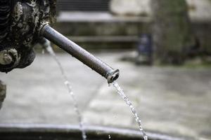 antigua fuente con agua foto