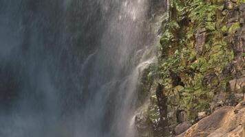 cascata e pedras dentro lento movimento video