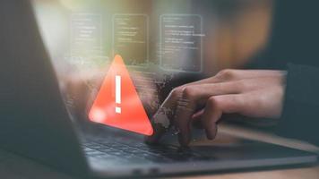 programador y virtual íconos , exclamación marca ,alarma,ordenador virus detectado ,peligro advertencia concepto o información error ese debería ser urgentemente fijo y reparado ,notificación de seguridad cuestiones foto