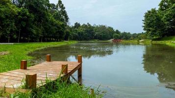 hermoso paisaje natural, lago con puente de madera, papel tapiz natural, fondo paisajístico foto