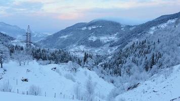 inverno panorama em nascer do sol dentro Adjara, Cáucaso montanhas. rota para esqui recorrer goderzi. natureza e rio dentro adjara montanhas. caminhada rotas e inverno feriado destino dentro geórgia video