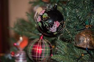 detalle de la bola del árbol de navidad de cerca foto