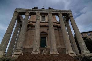 templo de antonino y faustina en roma foto