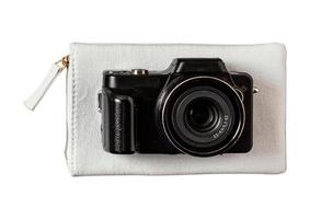 2574 negro Clásico cámara con un blanco bolso aislado en un transparente antecedentes