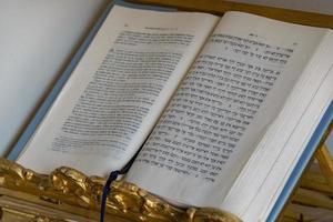 rabino libro bilingüe foto